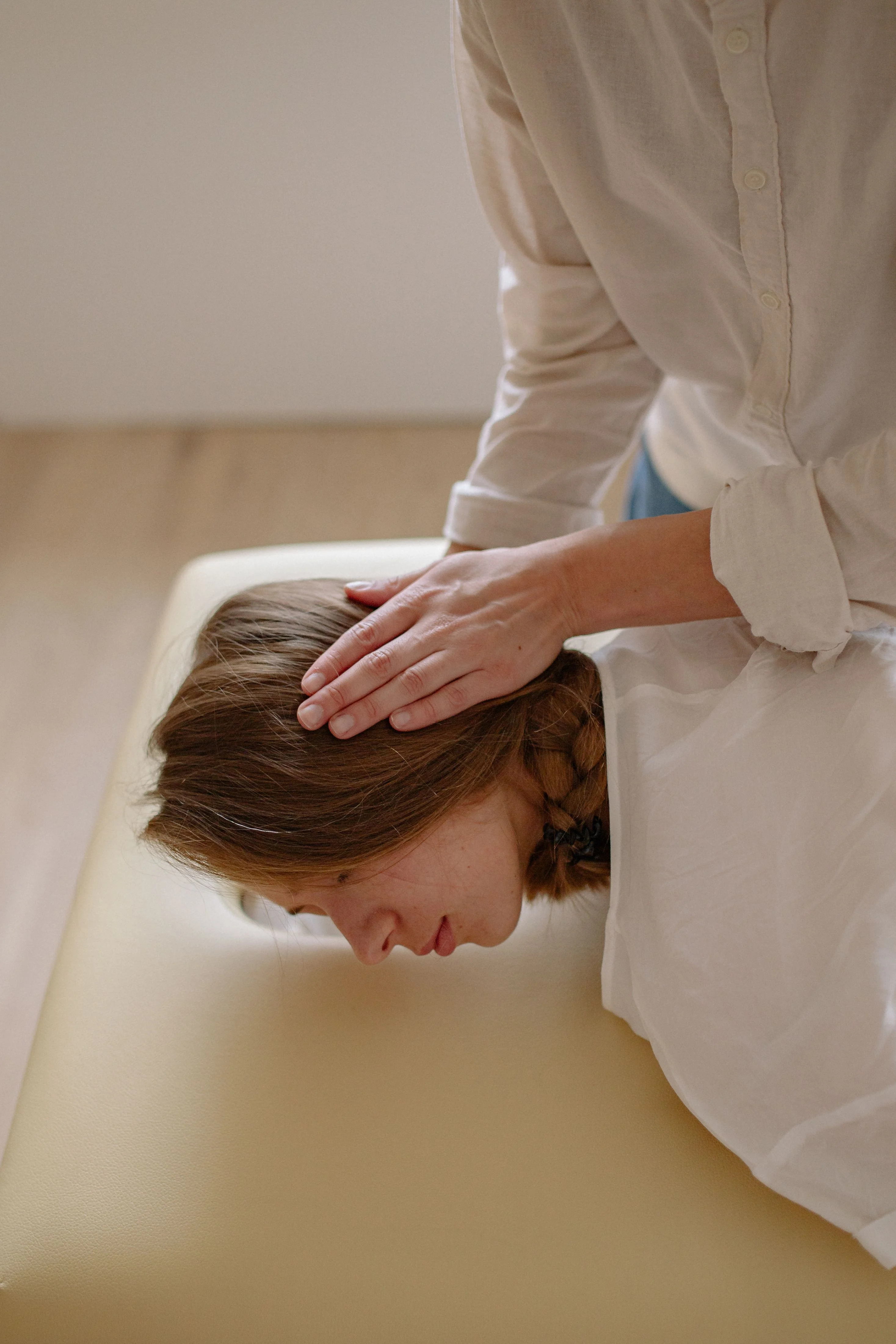 Physiotherapeutische Behandlung im Nackenbereich einer Patientin