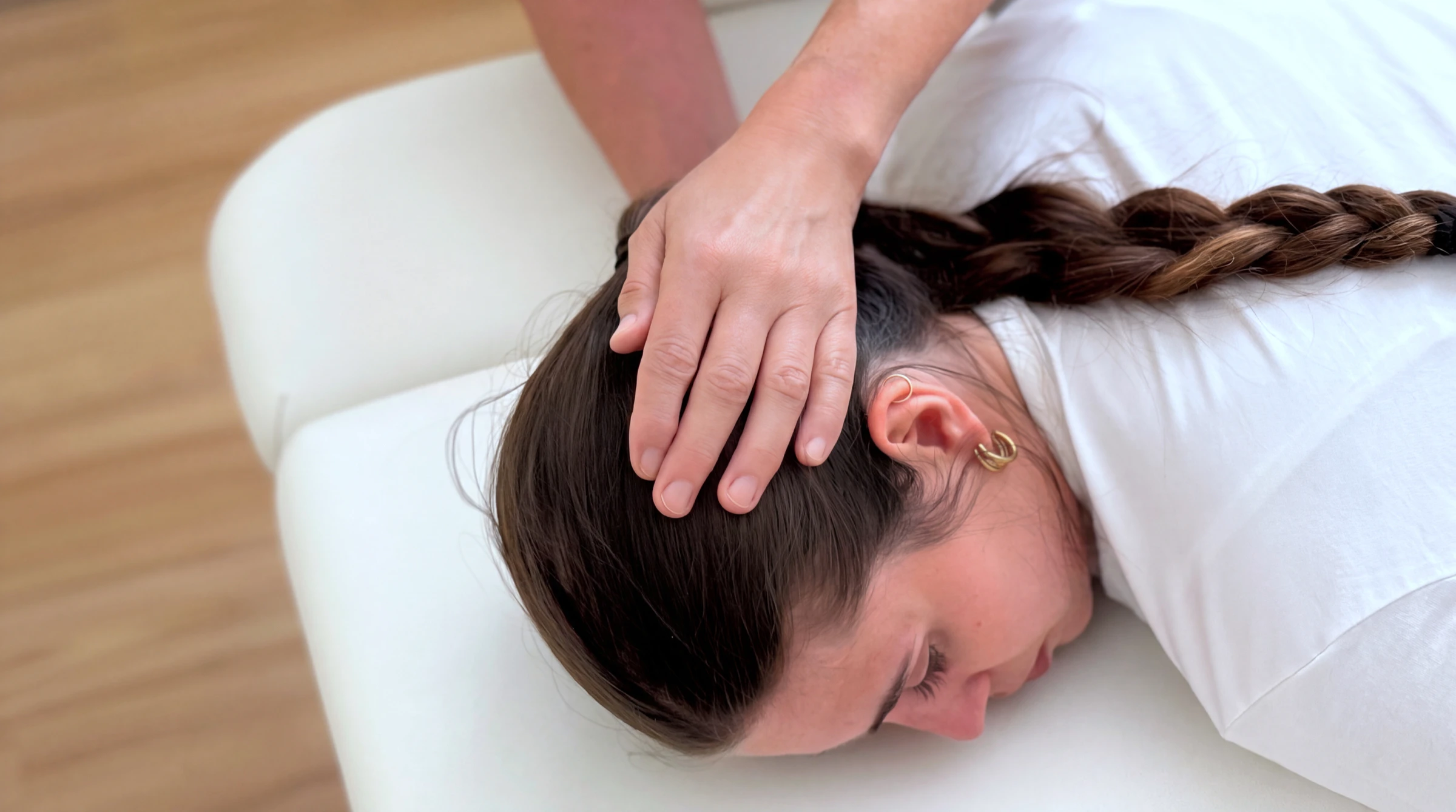 Physiotherapeutische Behandlung im Nackenbereich einer Patientin