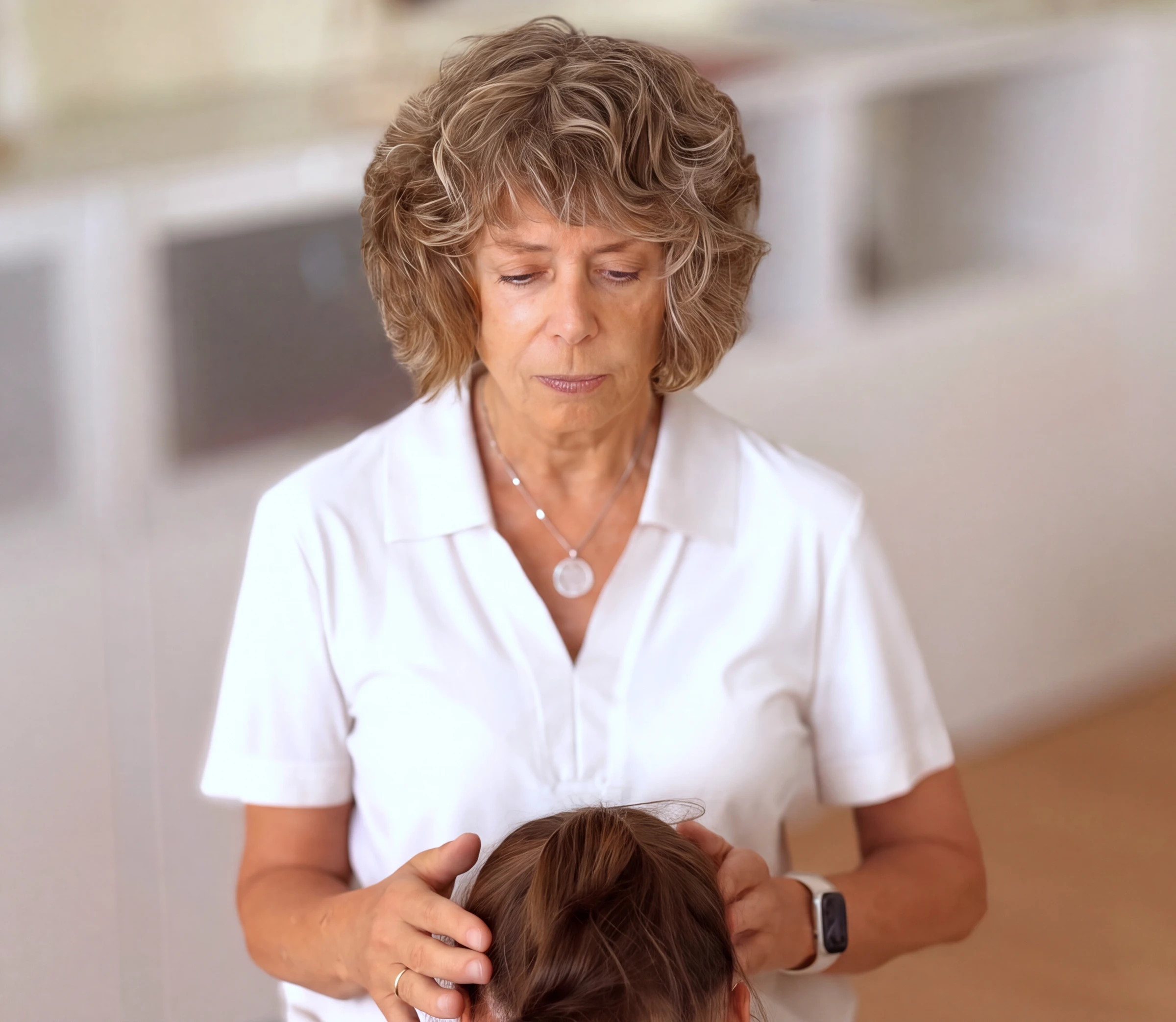 Physiotherapeutin bei einer Behandlung im Nackenbereich